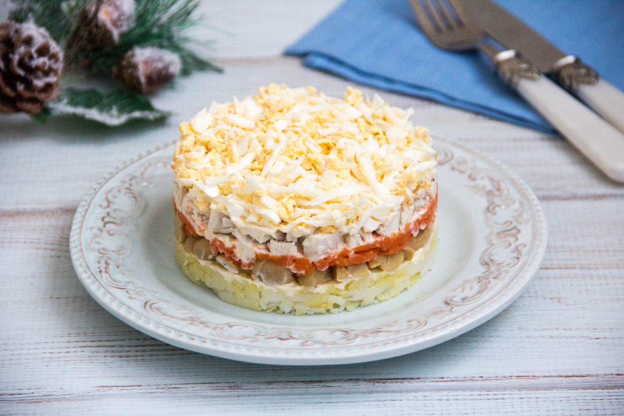 Слоеный салат с курицей и маринованными грибами