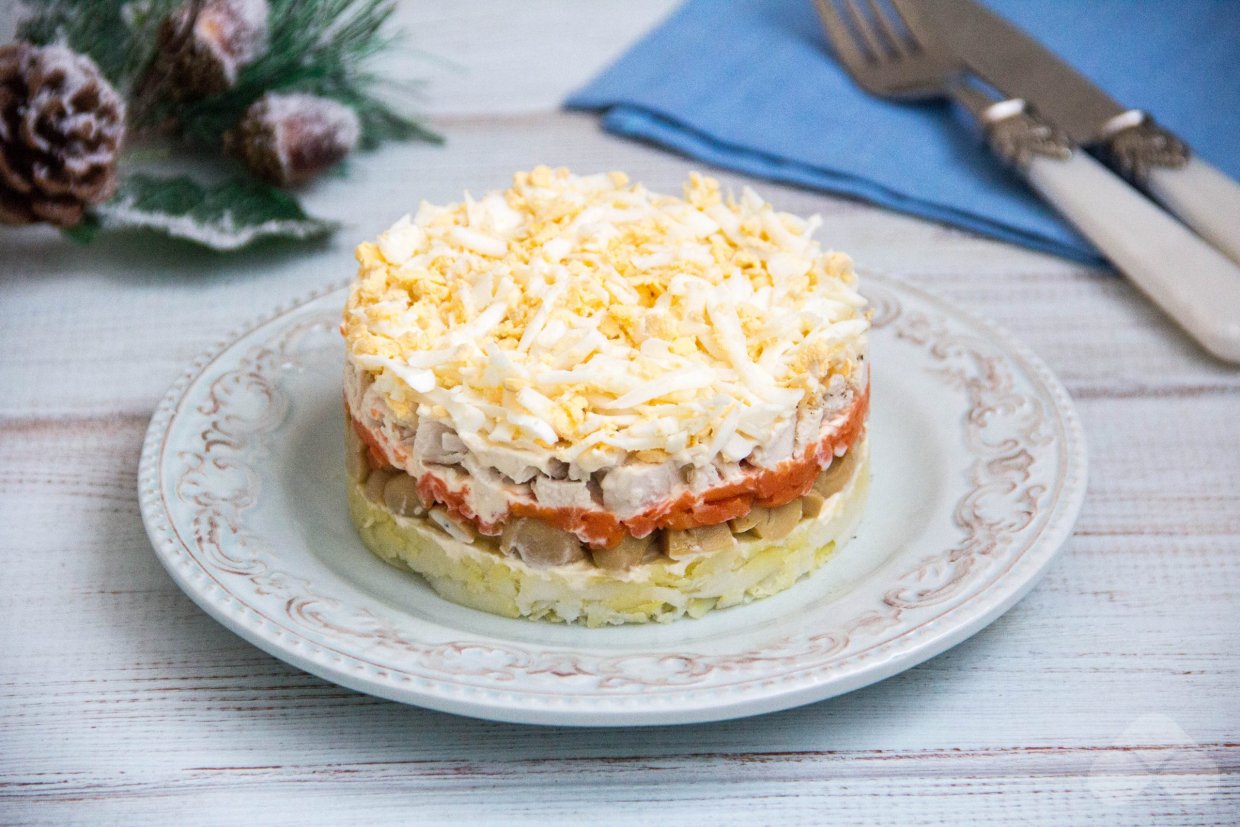 Слоеный салат с курицей и маринованными грибами Слоеный салат с курицей и маринованными грибами