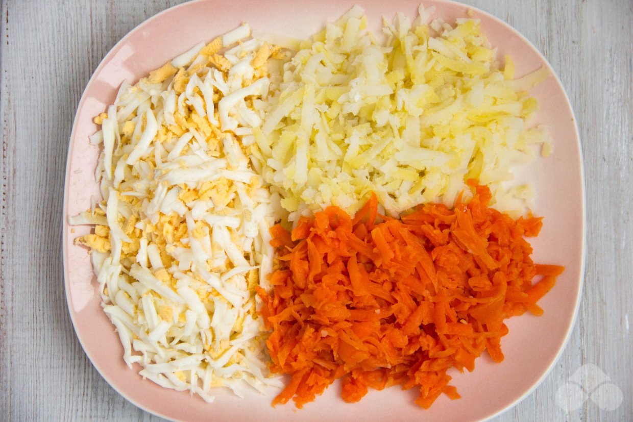 Слоеный салат с курицей и маринованными грибами – фото приготовления рецепта, шаг 2 Слоеный салат с курицей и маринованными грибами – фото приготовления рецепта, шаг 2