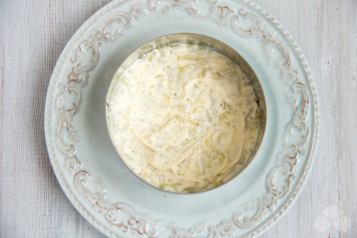 Слоеный салат с курицей и маринованными грибами – фото приготовления рецепта, шаг 3 Слоеный салат с курицей и маринованными грибами – фото приготовления рецепта, шаг 3