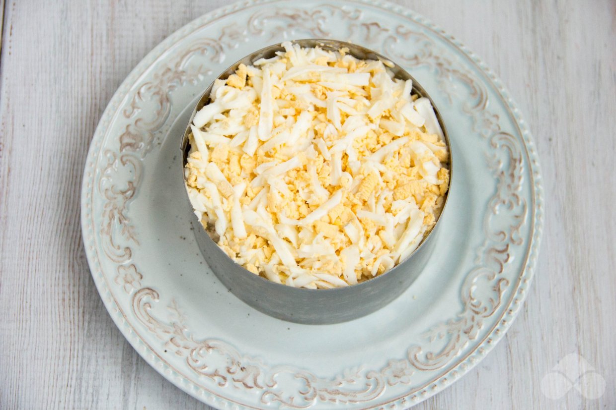 Слоеный салат с курицей и маринованными грибами – фото приготовления рецепта, шаг 5 Слоеный салат с курицей и маринованными грибами – фото приготовления рецепта, шаг 5