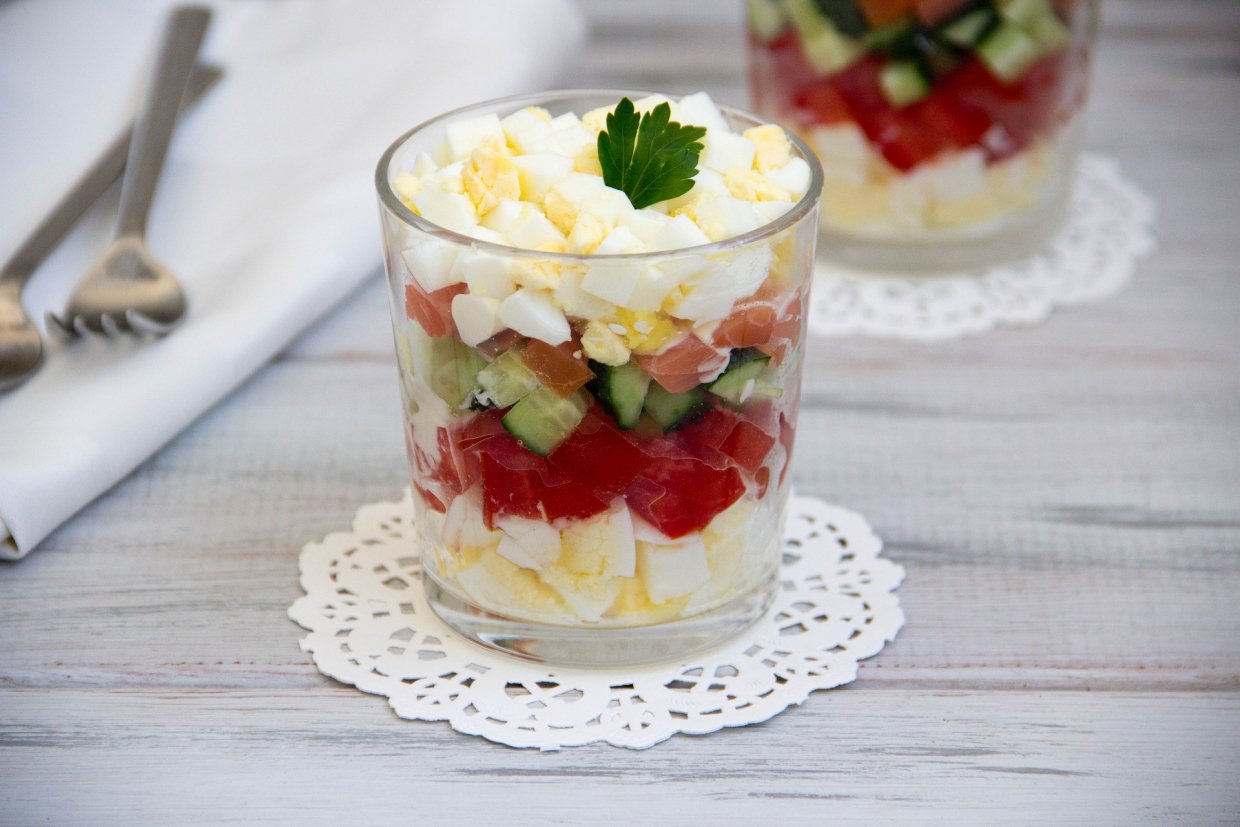 Слоеный салат с красной рыбой, яйцами и овощами Слоеный салат с красной рыбой, яйцами и овощами