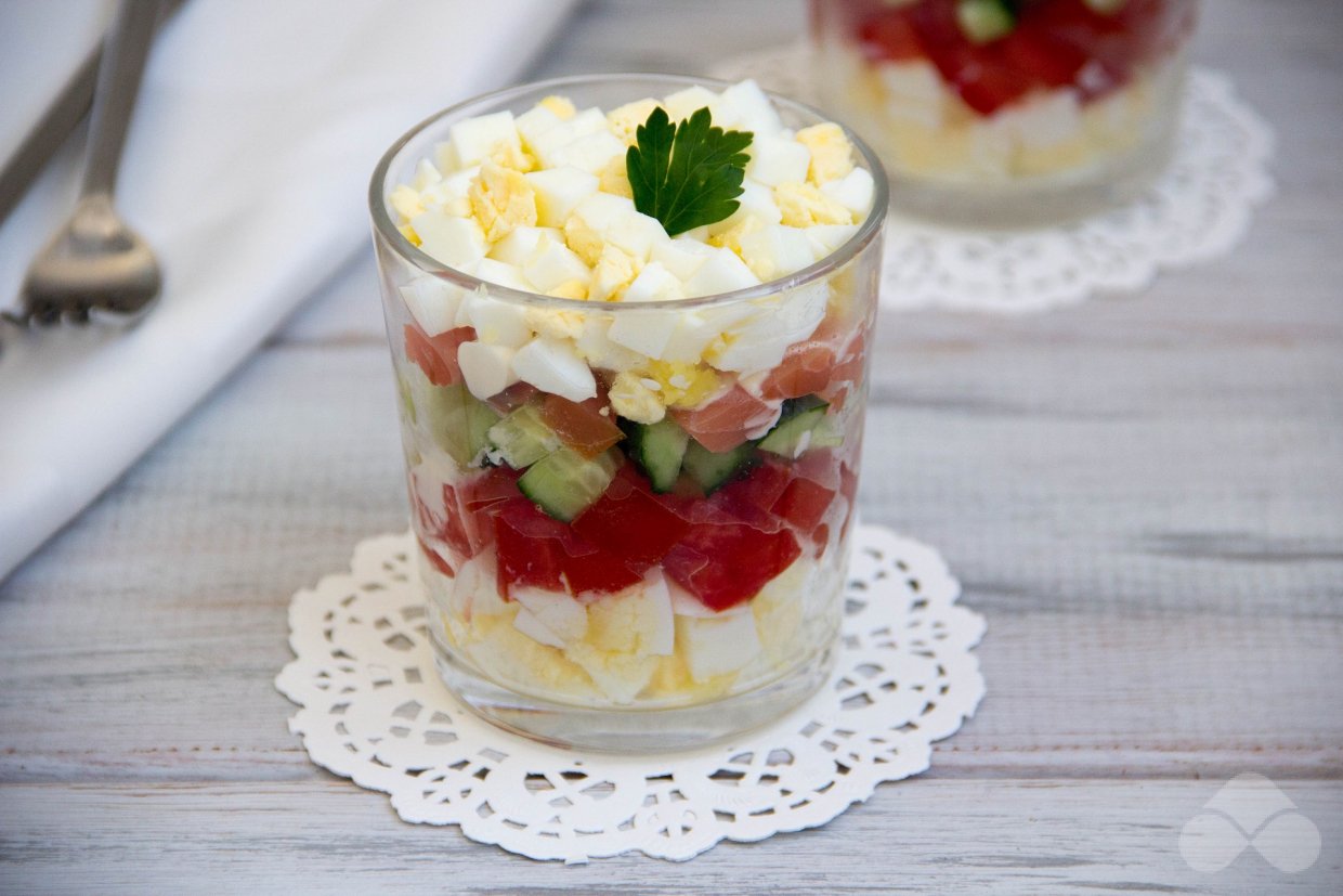Слоеный салат с красной рыбой, яйцами и овощами – фото приготовления рецепта, шаг 4