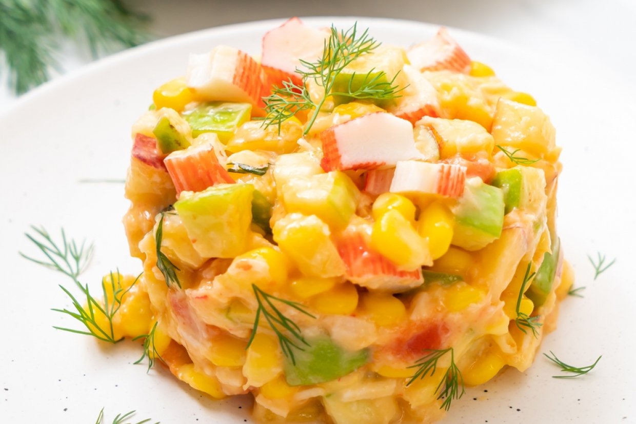 Крабовый салат с яблоками и ананасами Крабовый салат с яблоками и ананасами