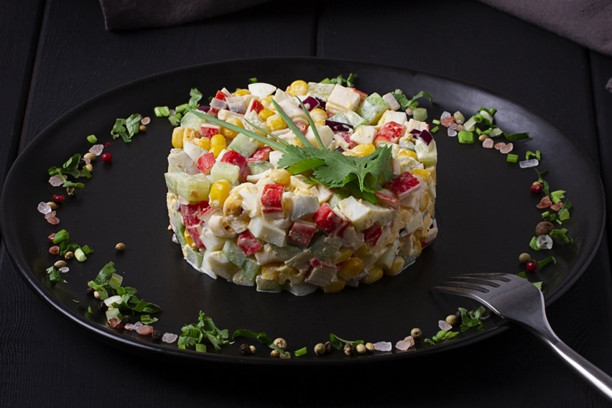 Крабовый салат с огурцами и кукурузой Крабовый салат с огурцами и кукурузой