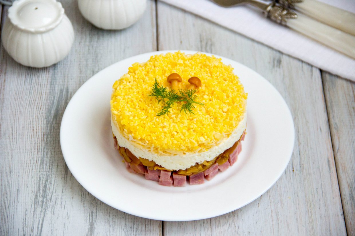 Слоеный салат с маринованными грибами, ветчиной, сыром и яйцами Слоеный салат с маринованными грибами, ветчиной, сыром и яйцами