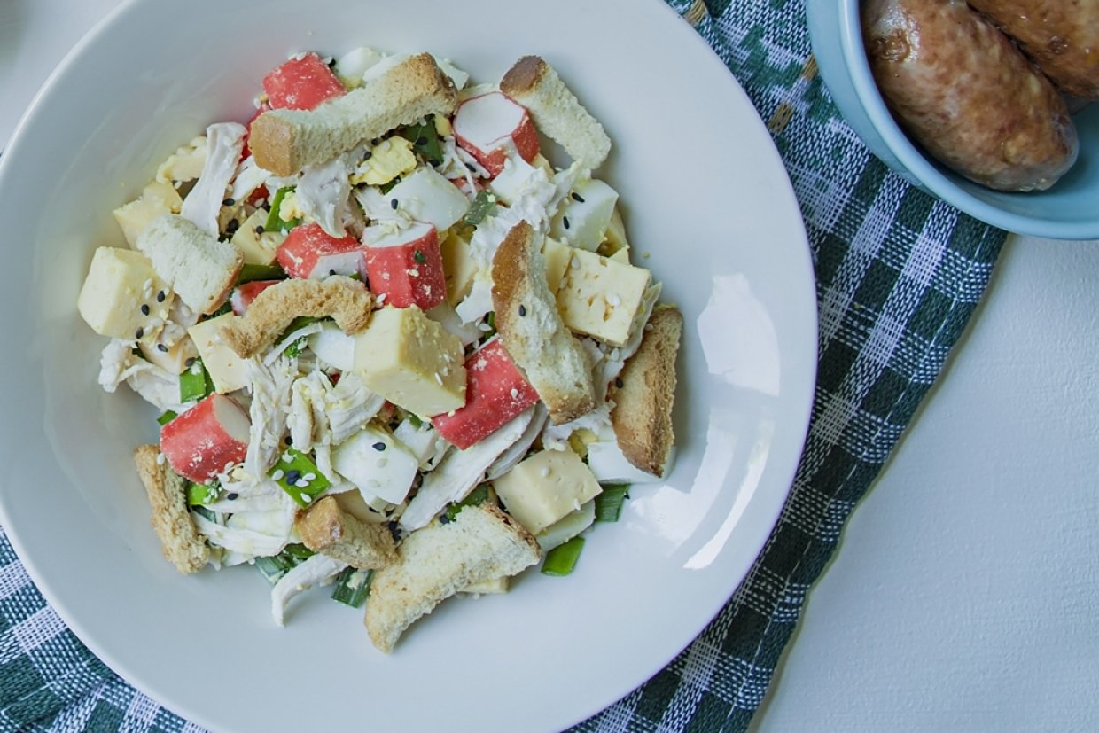 Крабовый салат с курицей и сыром Крабовый салат с курицей и сыром