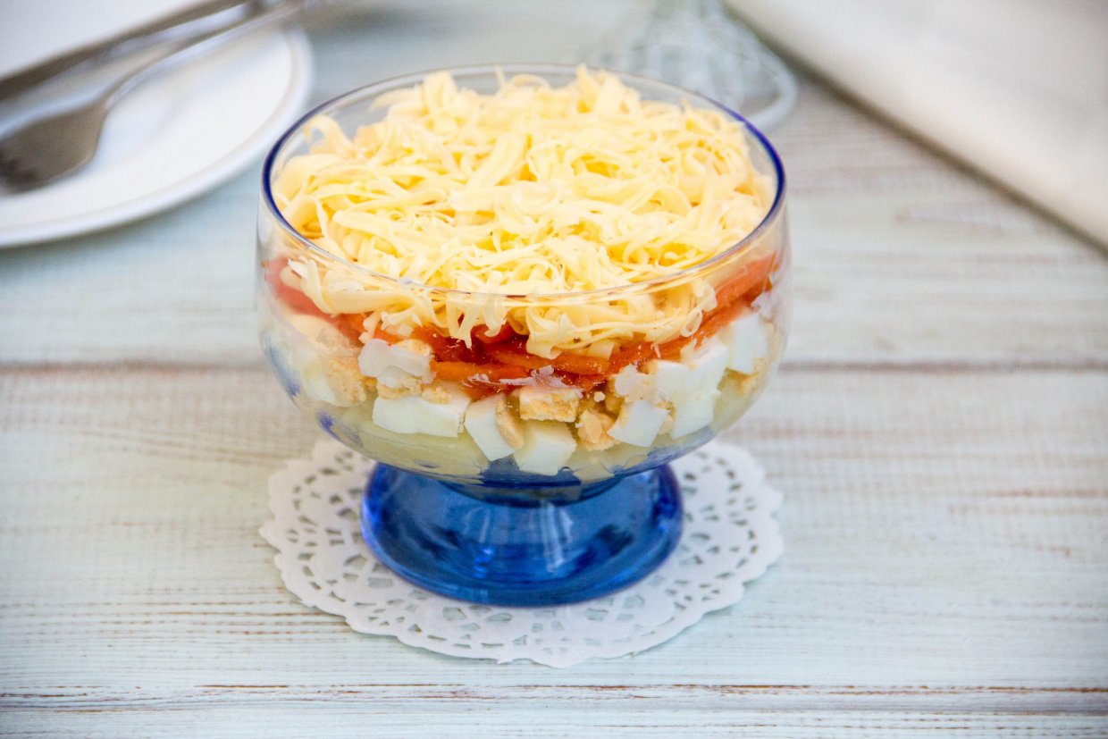 Слоеный салат с ананасами, курицей и корейской морковью Слоеный салат с ананасами, курицей и корейской морковью