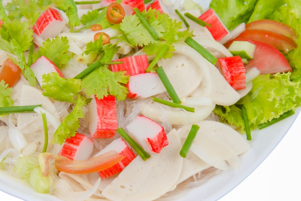Салат с крабовыми палочками и куриными сосисками Салат с крабовыми палочками и куриными сосисками