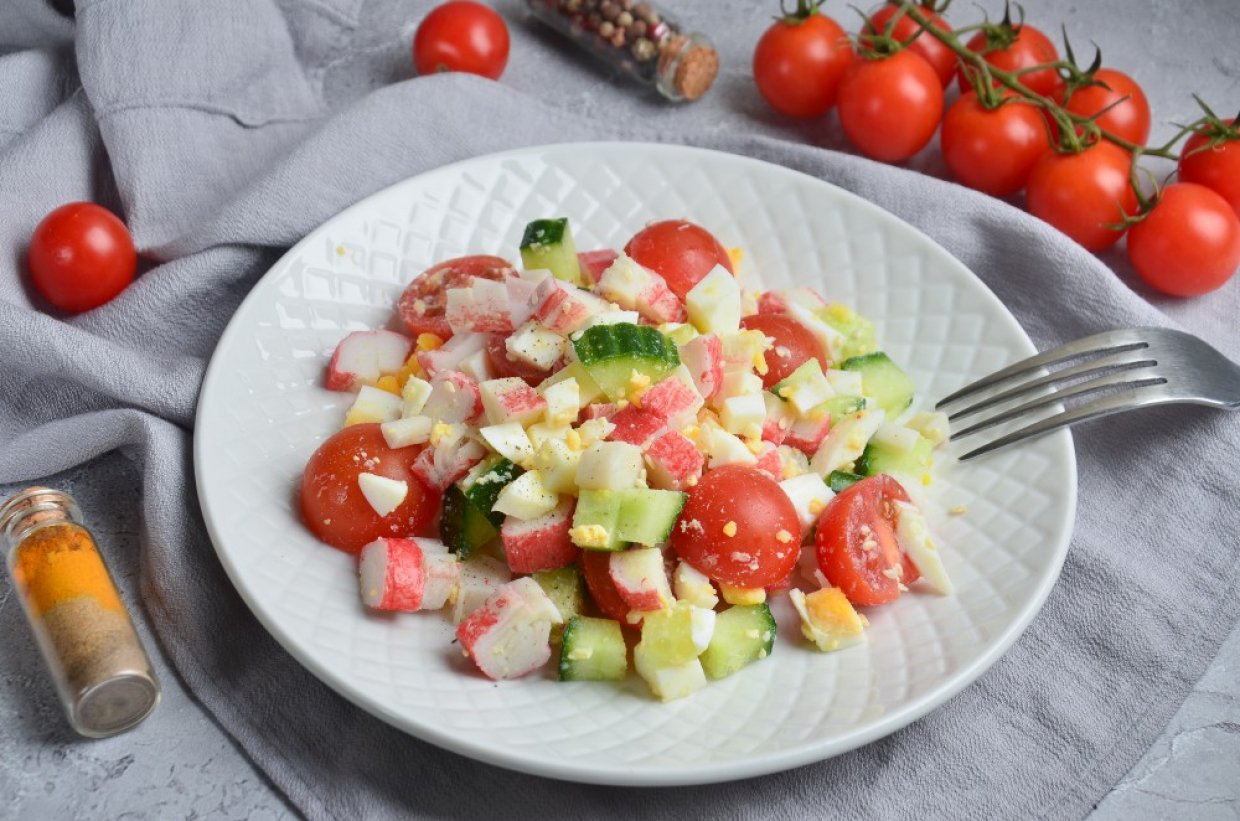 Крабовый салат с черри и кунжутом Крабовый салат с черри и кунжутом
