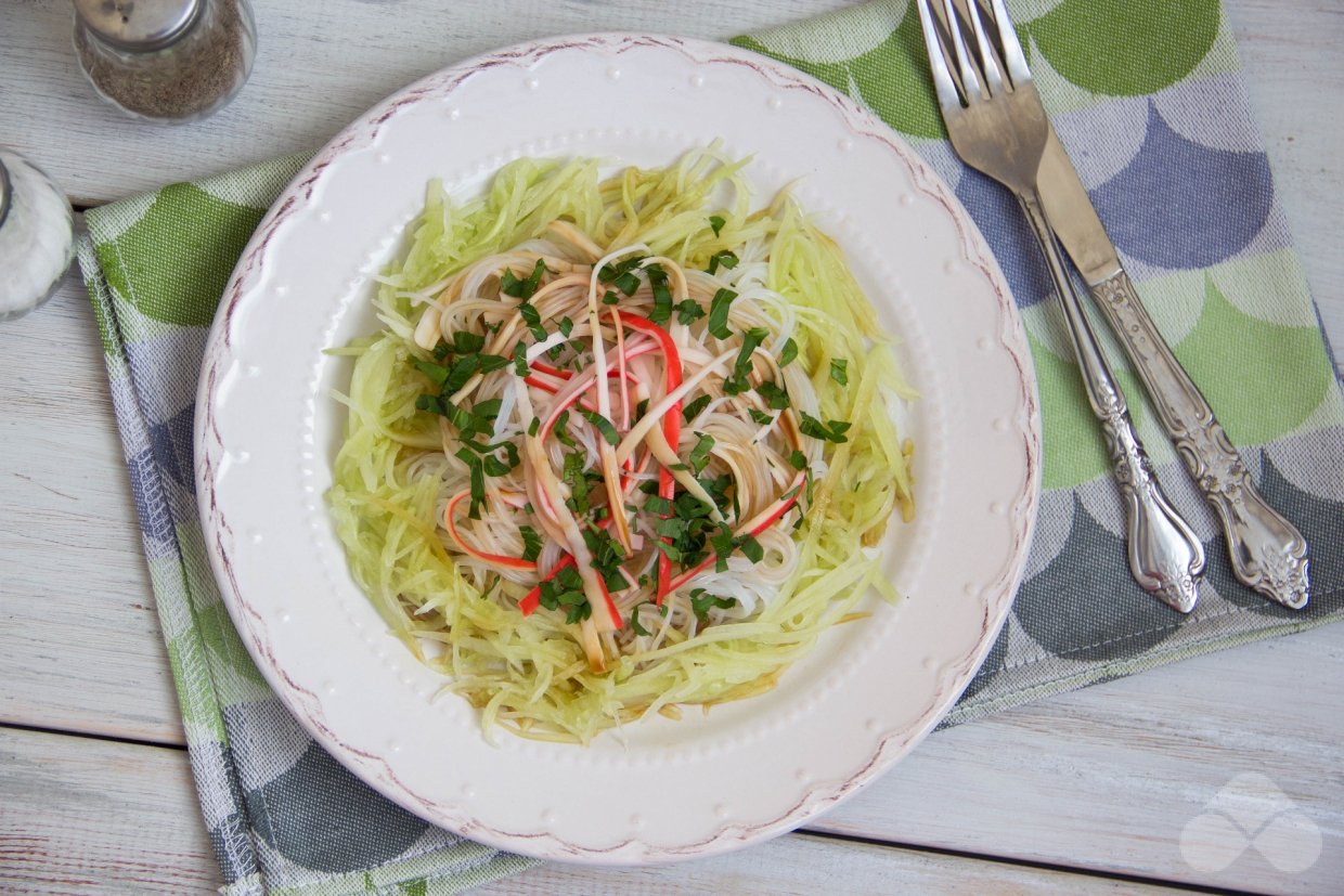 Азиатский крабовый салат с огурцами и петрушкой