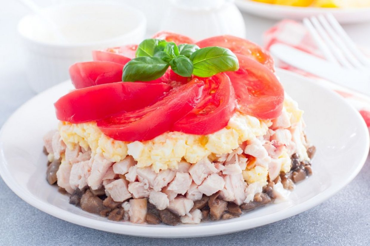 Слоеный салат с индейкой, яйцами и шампиньонами Слоеный салат с индейкой, яйцами и шампиньонами