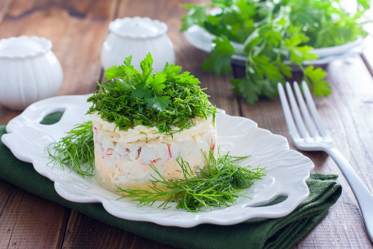 Нежный крабовый салат с сыром и зеленью Нежный крабовый салат с сыром и зеленью