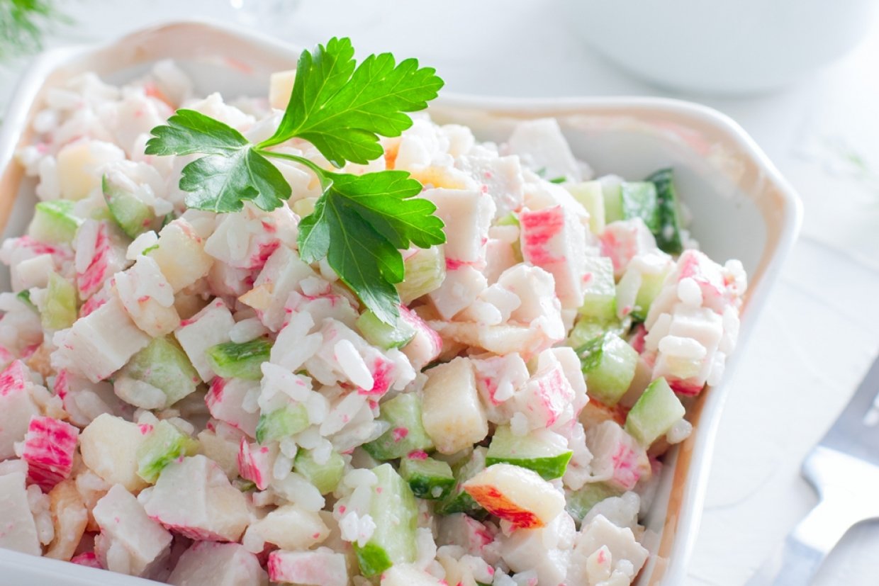 Крабовый салат с рисом и зелеными яблоками Крабовый салат с рисом и зелеными яблоками