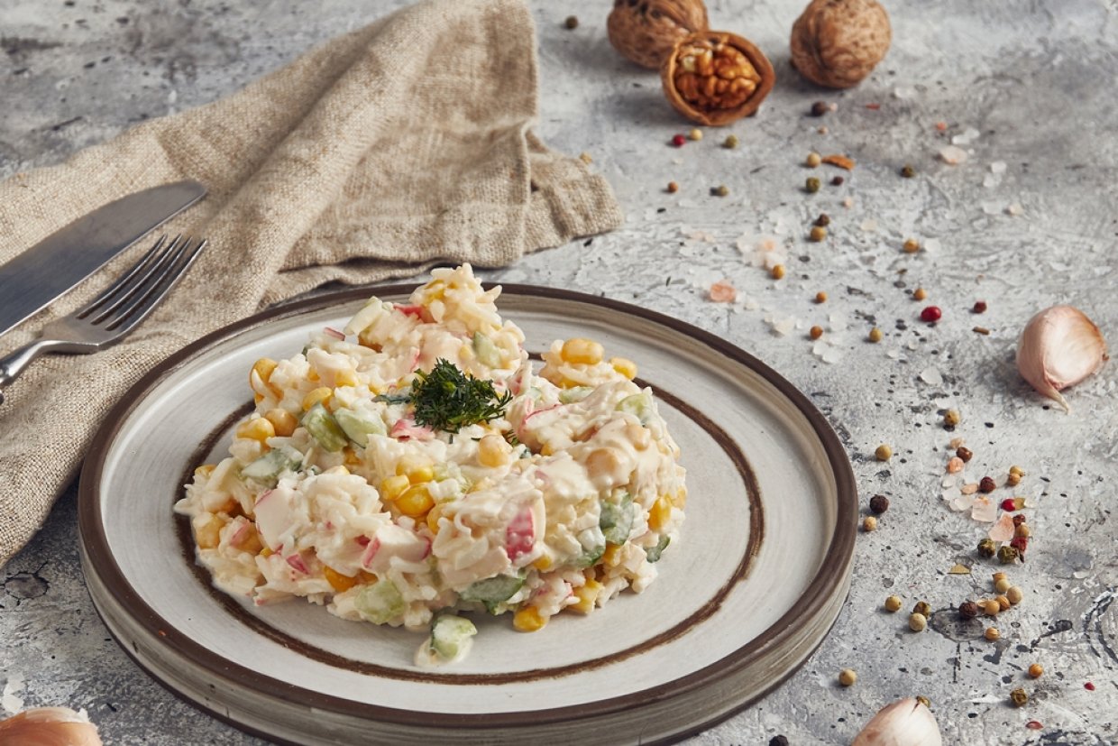 Салат с крабовыми палочками и орехами Салат с крабовыми палочками и орехами