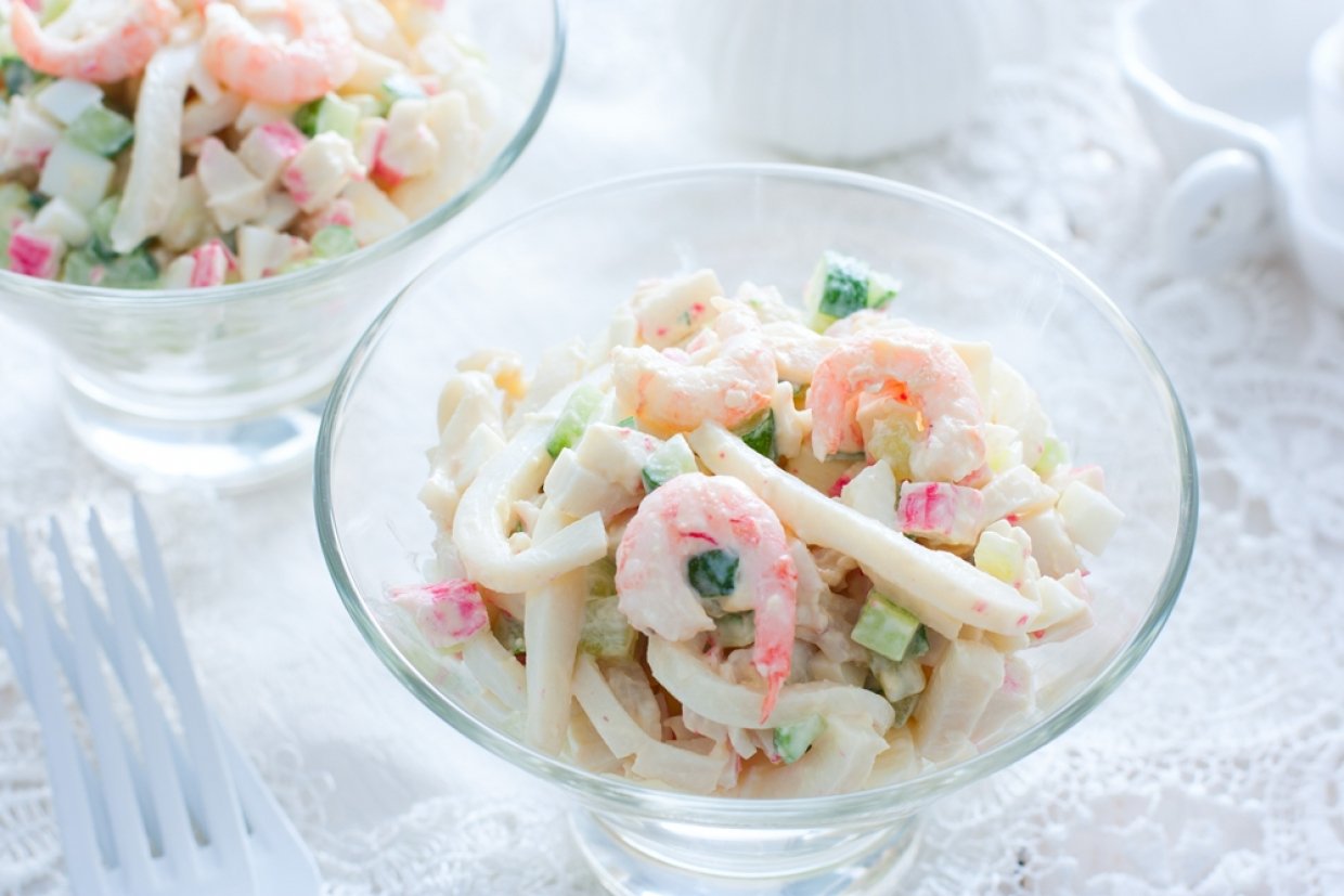 Салат с крабовыми палочками и морепродуктами Салат с крабовыми палочками и морепродуктами
