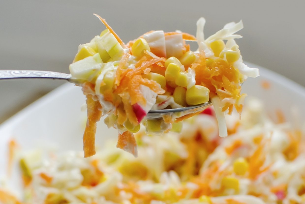 Салат с крабовыми палочками, яблоками и тертой морковью Салат с крабовыми палочками, яблоками и тертой морковью