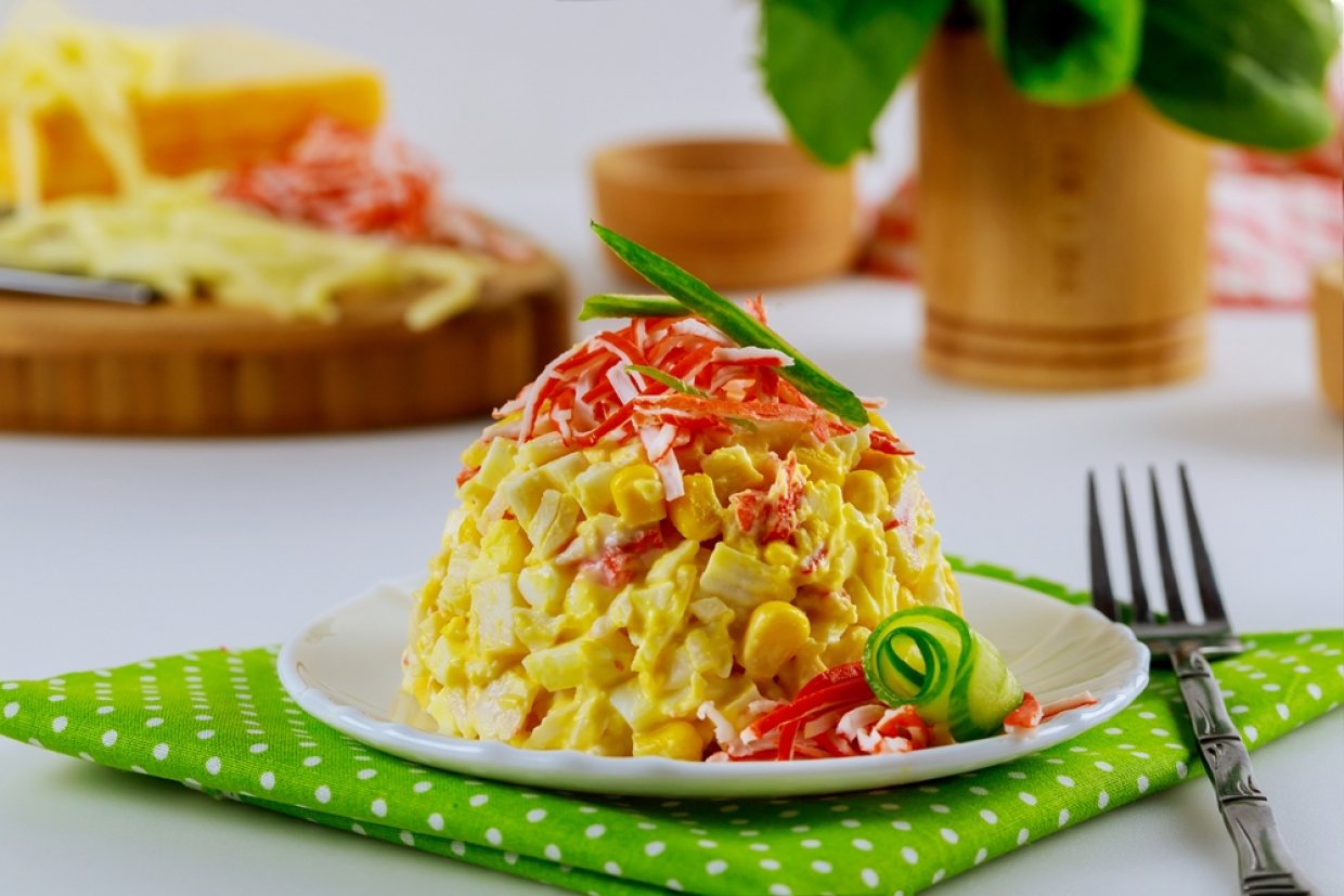 Крабовый салат с куркумой