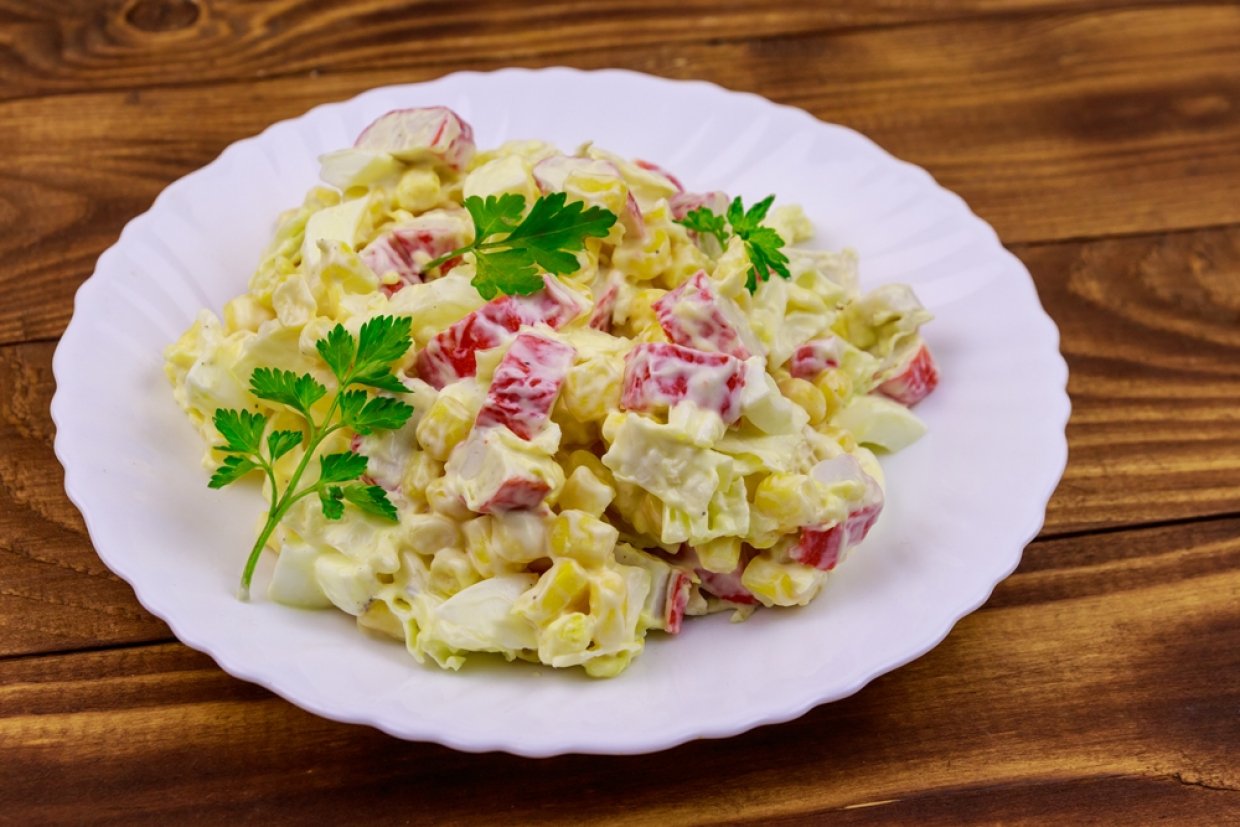 Салат с крабовыми палочками и картофелем Салат с крабовыми палочками и картофелем