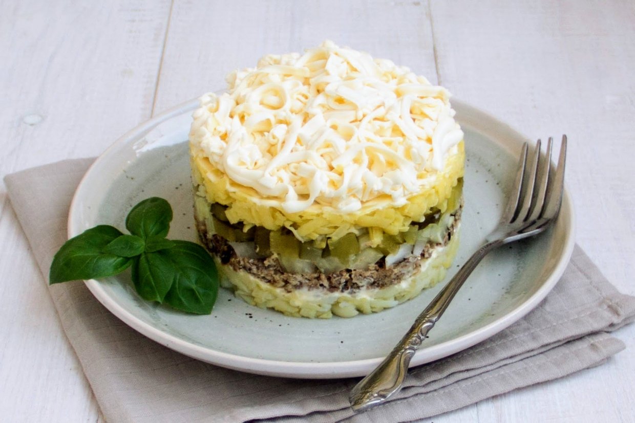 Салат со шпротами, плавленым сыром и солеными огурцами Салат со шпротами, плавленым сыром и солеными огурцами