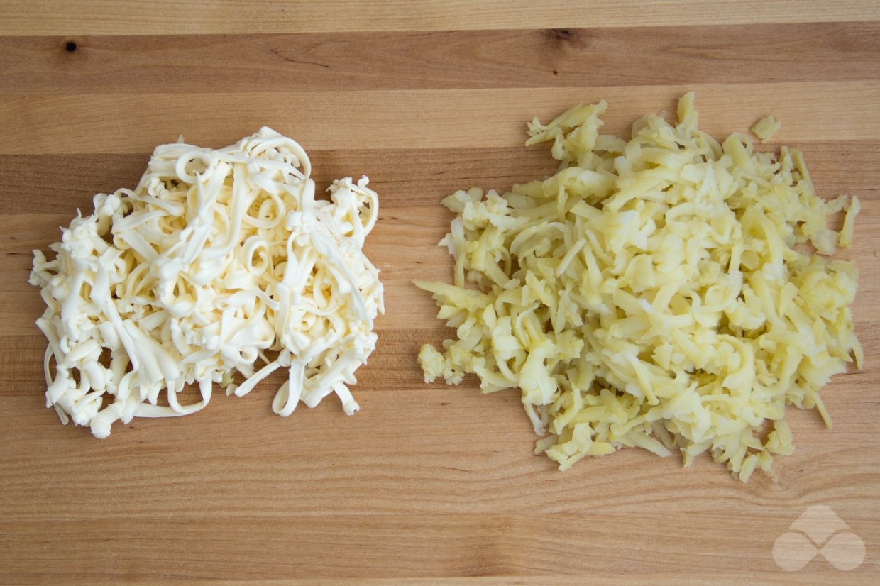 Салат со шпротами, плавленым сыром и солеными огурцами – фото приготовления рецепта, шаг 2 Салат со шпротами, плавленым сыром и солеными огурцами – фото приготовления рецепта, шаг 2