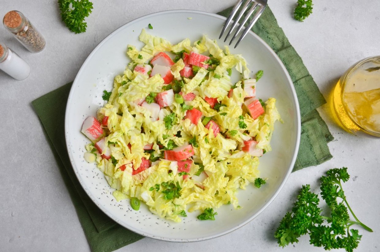 Салат с пекинской капустой, крабовыми палочками и зеленым луком Салат с пекинской капустой, крабовыми палочками и зеленым луком