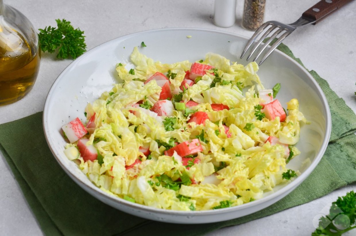 Салат с пекинской капустой, крабовыми палочками и зеленым луком – фото приготовления рецепта, шаг 3