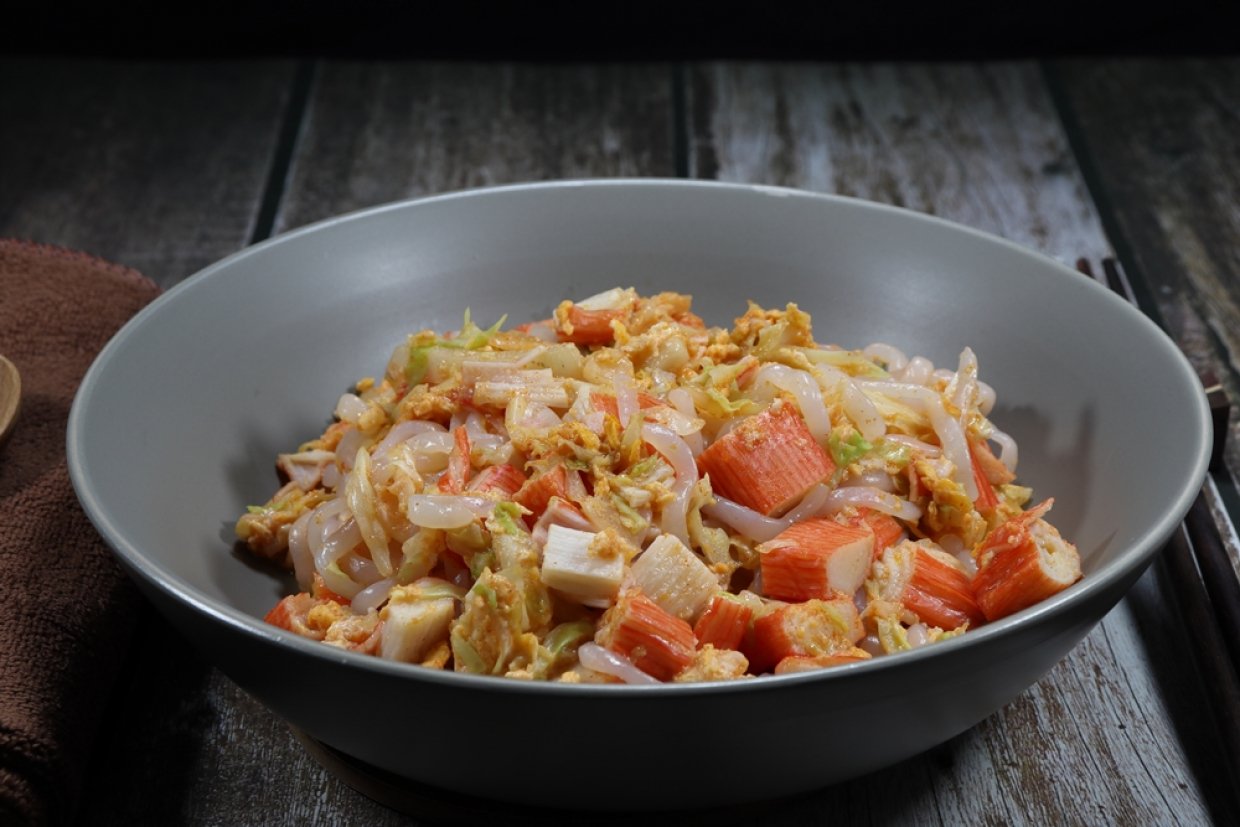 Крабовый салат с пекинской капустой и рисовой лапшой Крабовый салат с пекинской капустой и рисовой лапшой