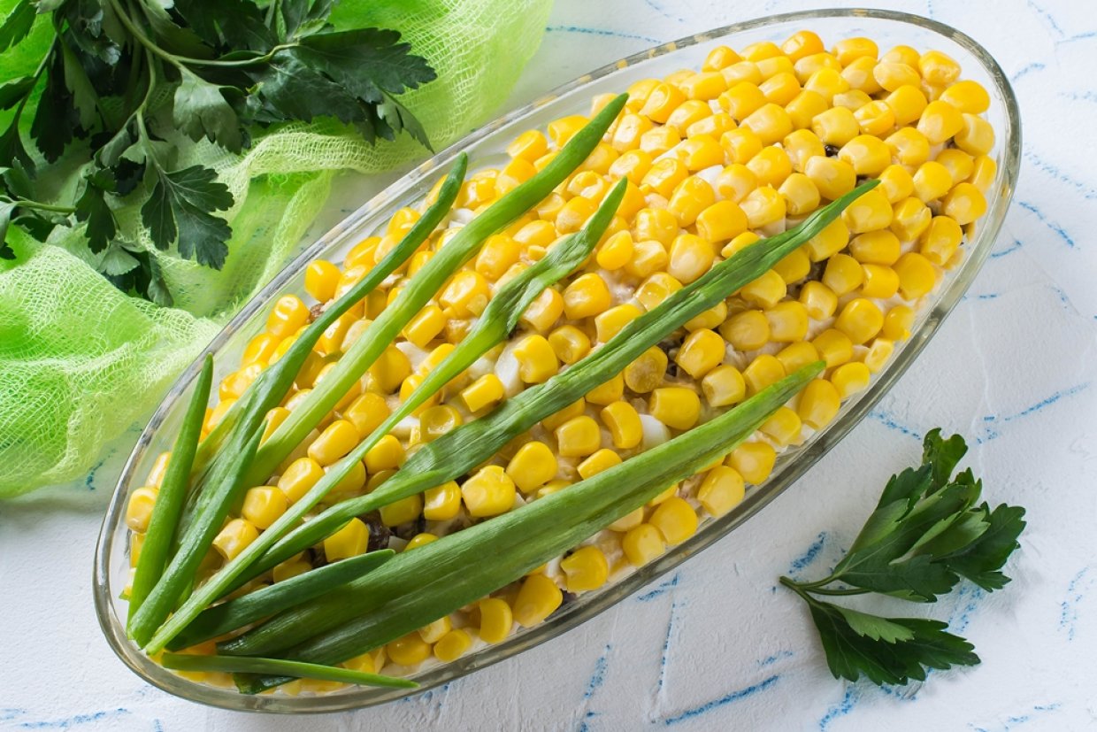 Слоеный салат с кукурузой, крабовыми палочками и грибами Слоеный салат с кукурузой, крабовыми палочками и грибами