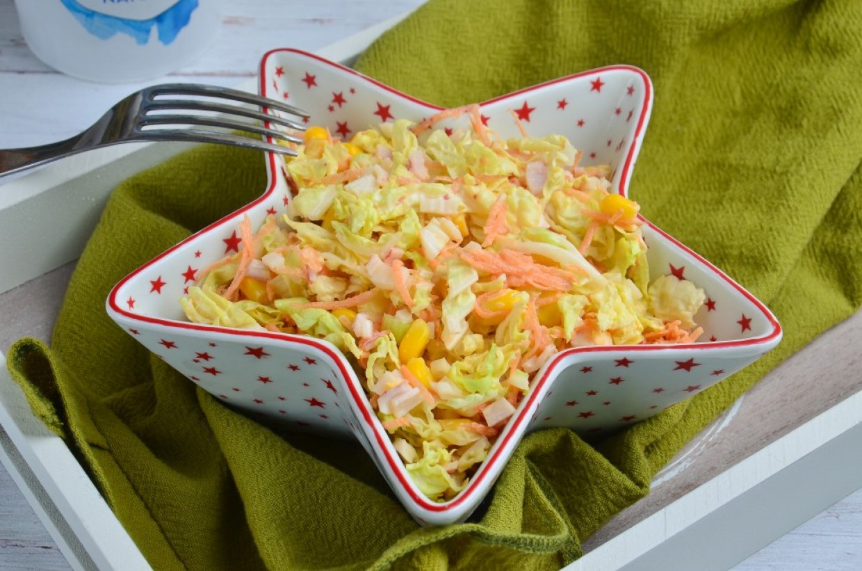Диетический капустный салат с морковью и крабовыми палочками Диетический капустный салат с морковью и крабовыми палочками