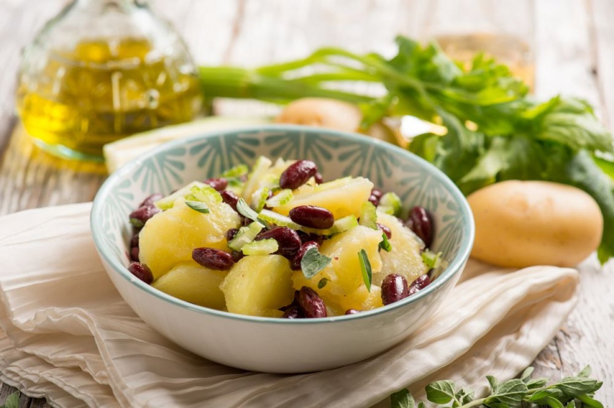 Картофельный салат с красной фасолью и сельдереем Картофельный салат с красной фасолью и сельдереем