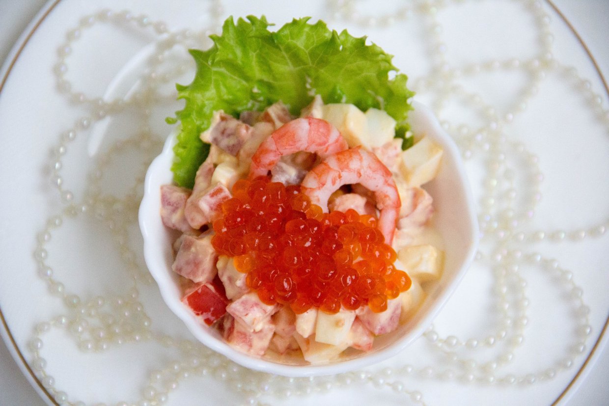Салат с морепродуктами, яйцами и помидорами Салат с морепродуктами, яйцами и помидорами
