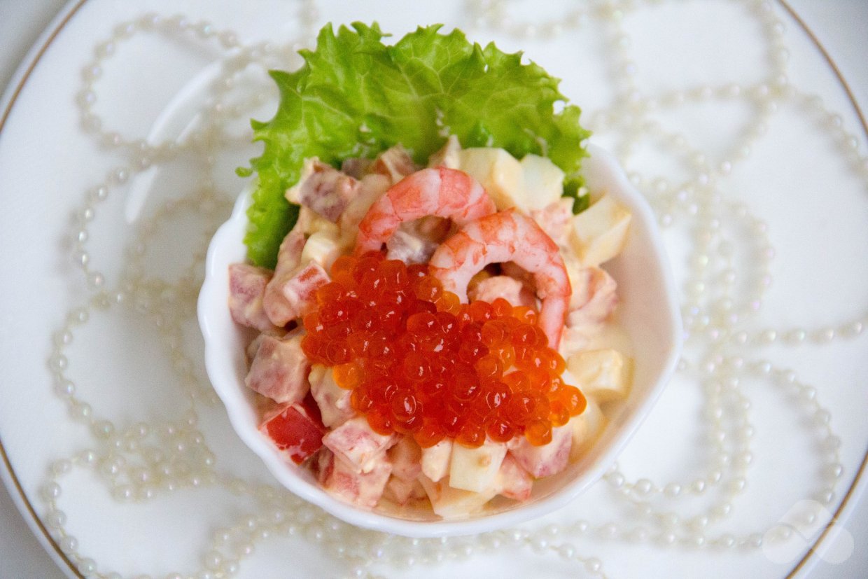 Салат с морепродуктами, яйцами и помидорами Салат с морепродуктами, яйцами и помидорами