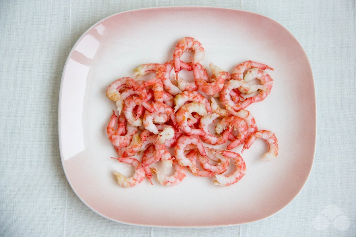 Салат с морепродуктами, яйцами и помидорами – фото приготовления рецепта, шаг 1 Салат с морепродуктами, яйцами и помидорами – фото приготовления рецепта, шаг 1