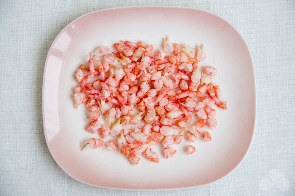 Салат с морепродуктами, яйцами и помидорами – фото приготовления рецепта, шаг 2 Салат с морепродуктами, яйцами и помидорами – фото приготовления рецепта, шаг 2