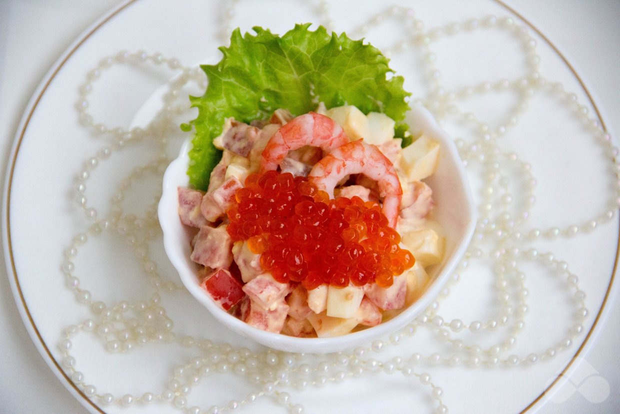 Салат с морепродуктами, яйцами и помидорами – фото приготовления рецепта, шаг 6 Салат с морепродуктами, яйцами и помидорами – фото приготовления рецепта, шаг 6