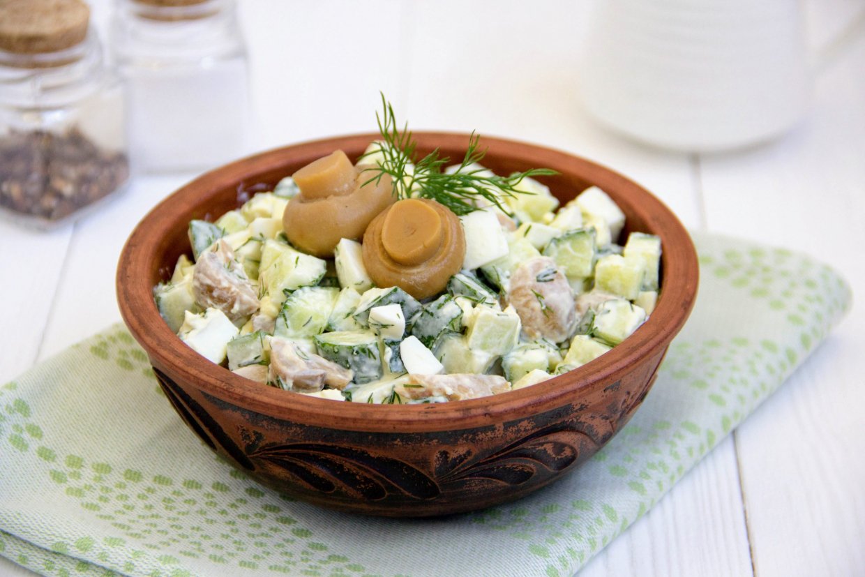 Салат с огурцами и маринованными грибами Салат с огурцами и маринованными грибами