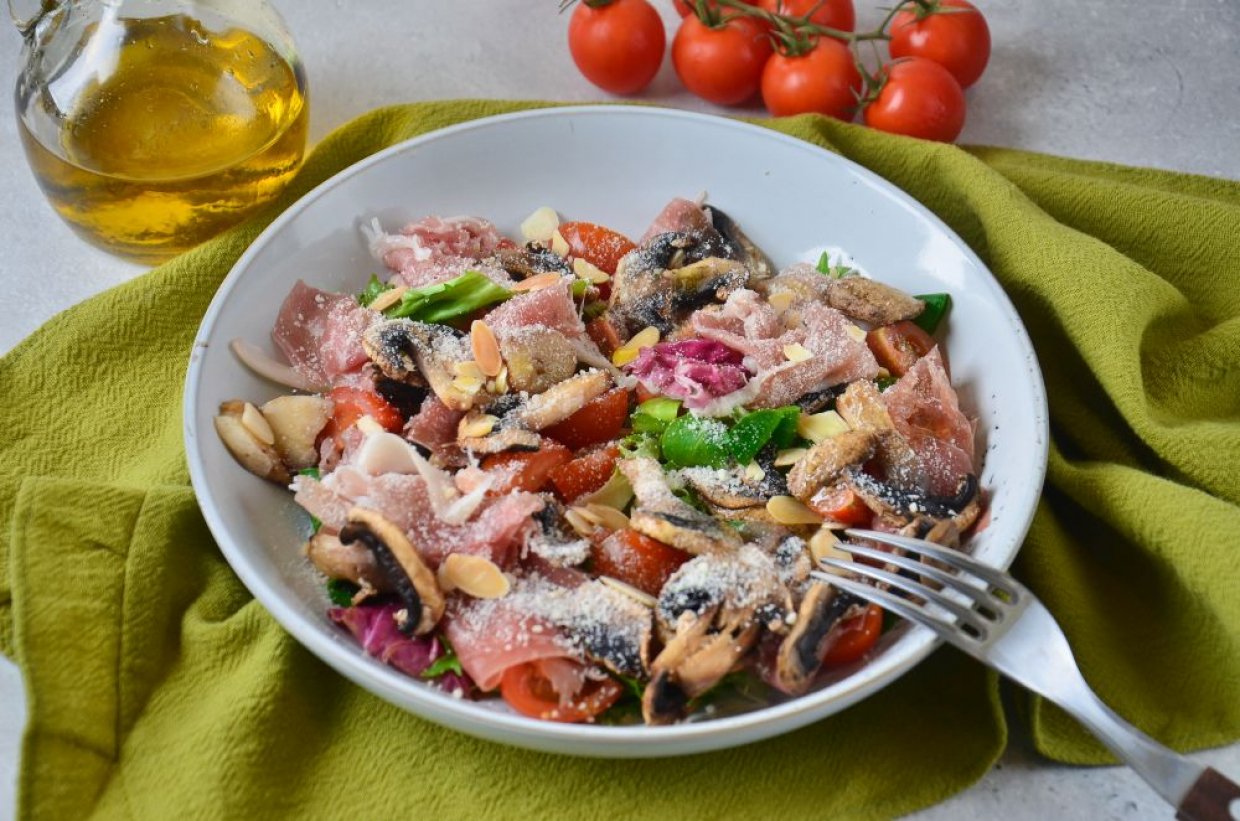 Салат с хамоном и грибами Салат с хамоном и грибами