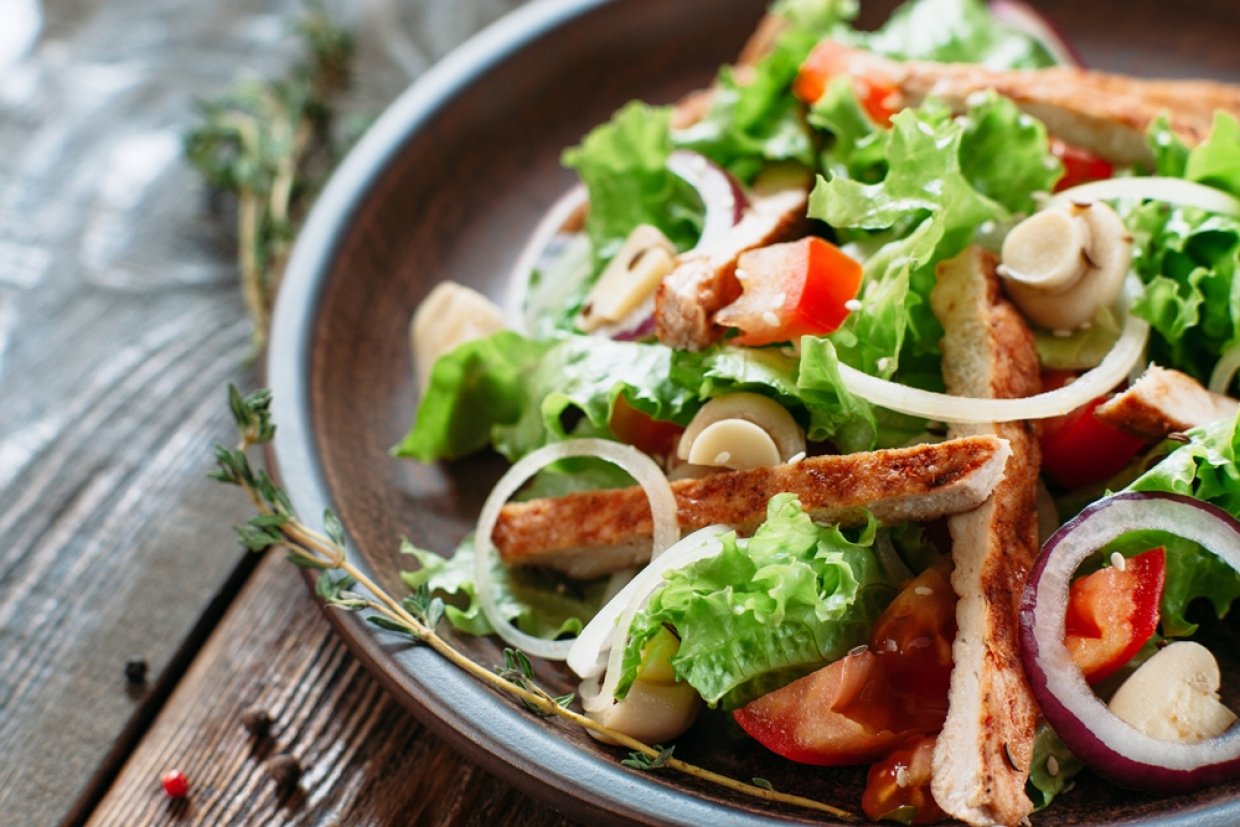 Салат с жареной курицей и маринованными грибами Салат с жареной курицей и маринованными грибами