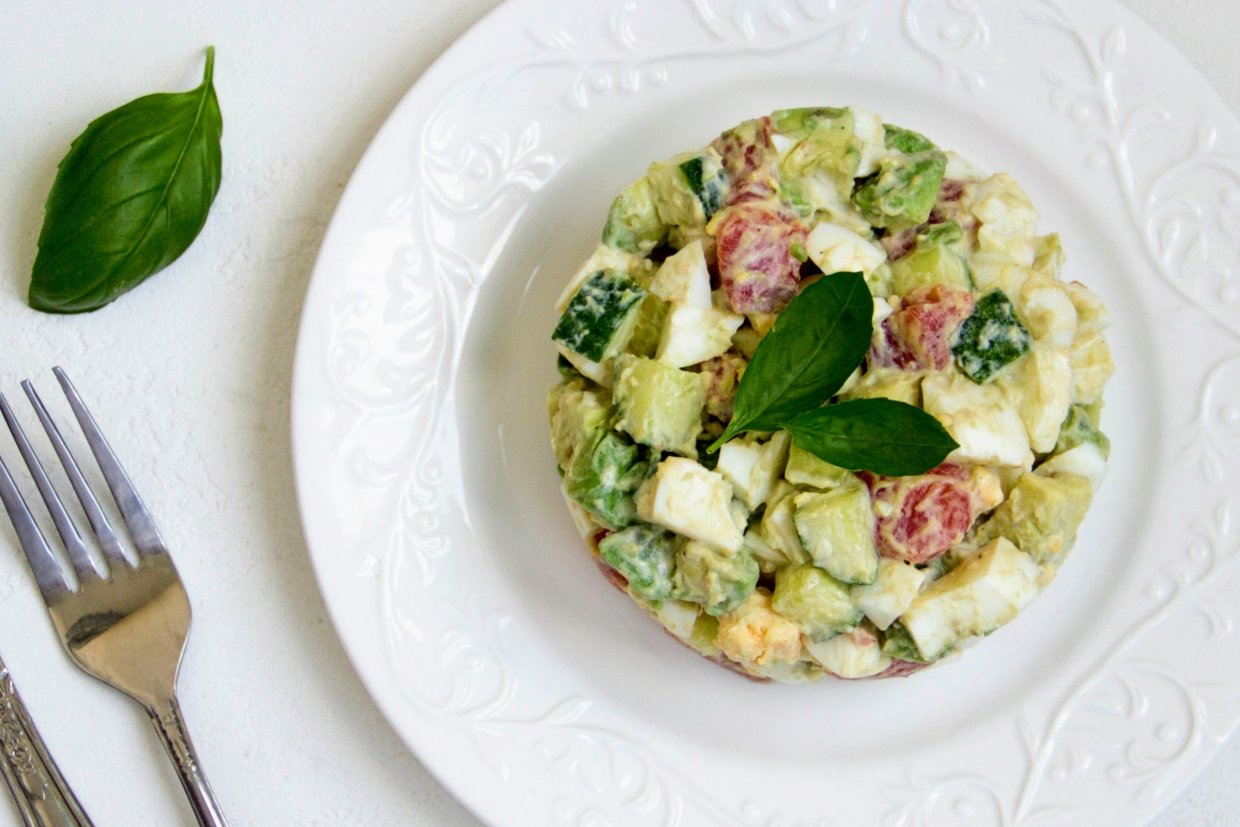 Салат с красной рыбой, огурцами, авокадо и яйцами Салат с красной рыбой, огурцами, авокадо и яйцами