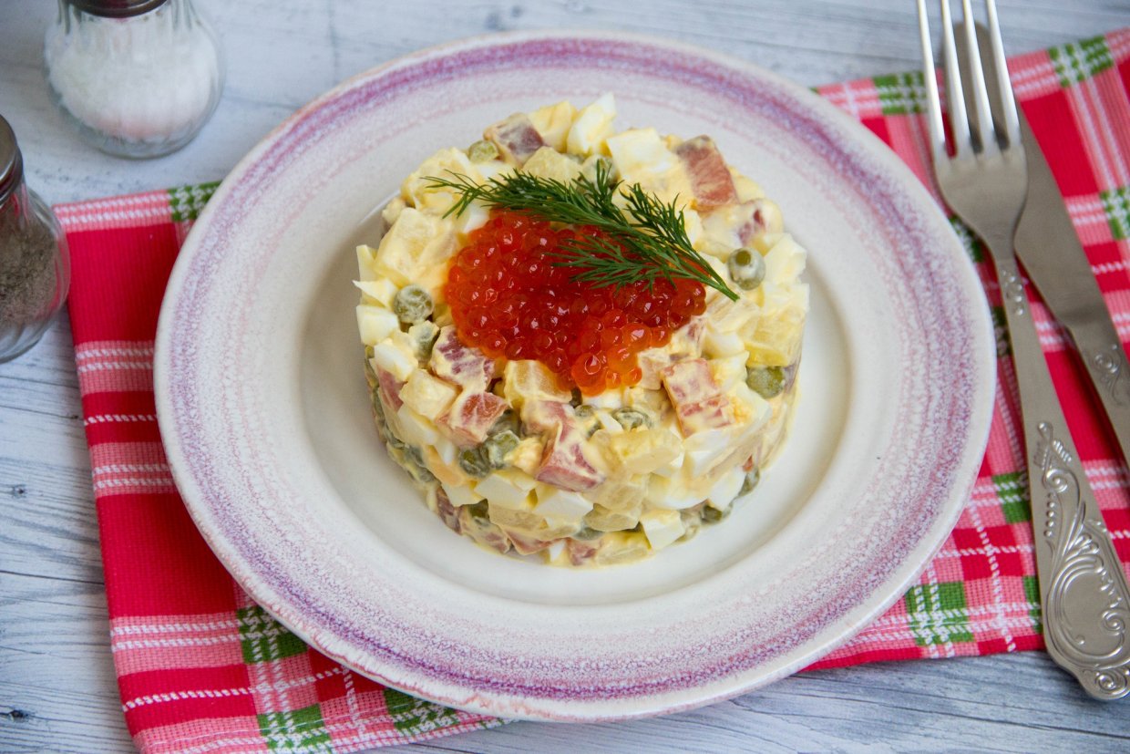 Салат с красной рыбой, яйцами, ананасом и зеленым горошком Салат с красной рыбой, яйцами, ананасом и зеленым горошком