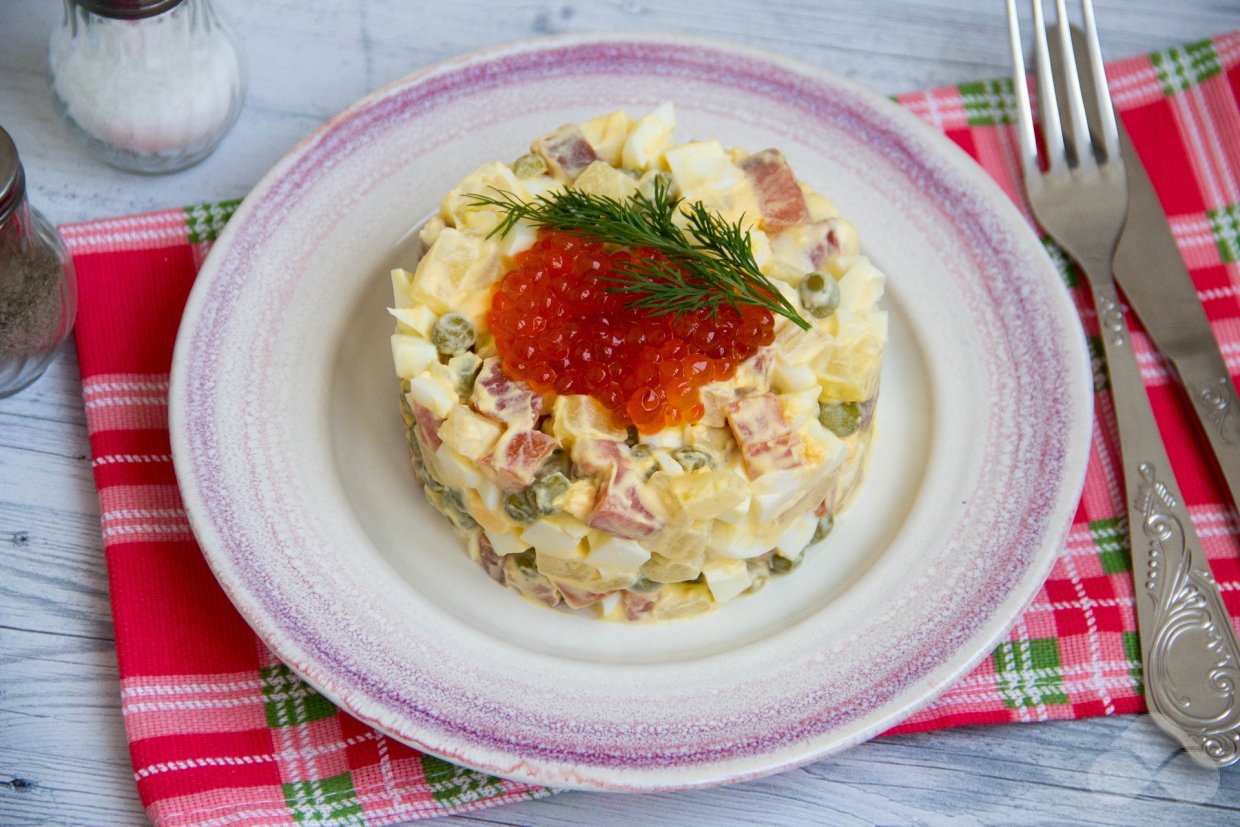 Салат с красной рыбой, яйцами, ананасом и зеленым горошком