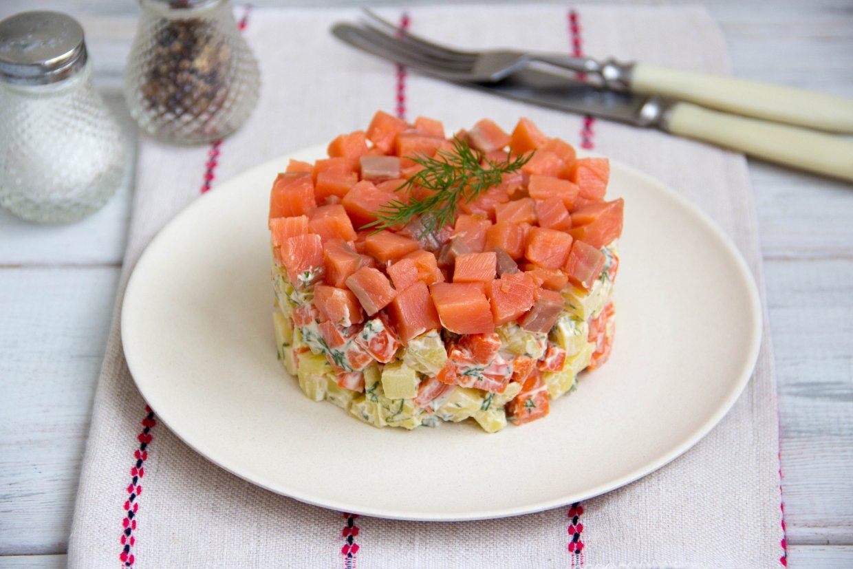 Салат из красной рыбы, картофеля и моркови Салат из красной рыбы, картофеля и моркови