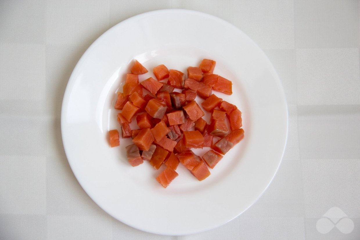 Салат из красной рыбы, картофеля и моркови – фото приготовления рецепта, шаг 1