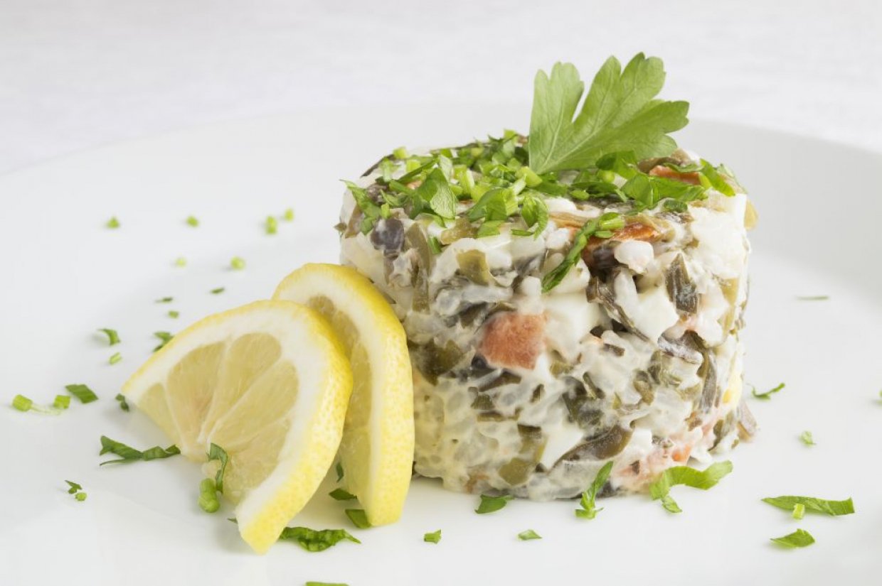Салат из морской капусты, красной рыбы и яиц Салат из морской капусты, красной рыбы и яиц