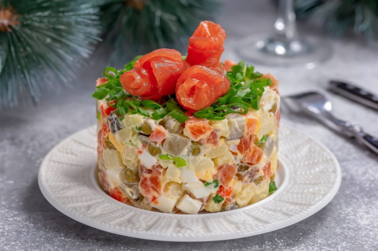 Салат из красной рыбы, редьки, картофеля и соленых огурцов Салат из красной рыбы, редьки, картофеля и соленых огурцов