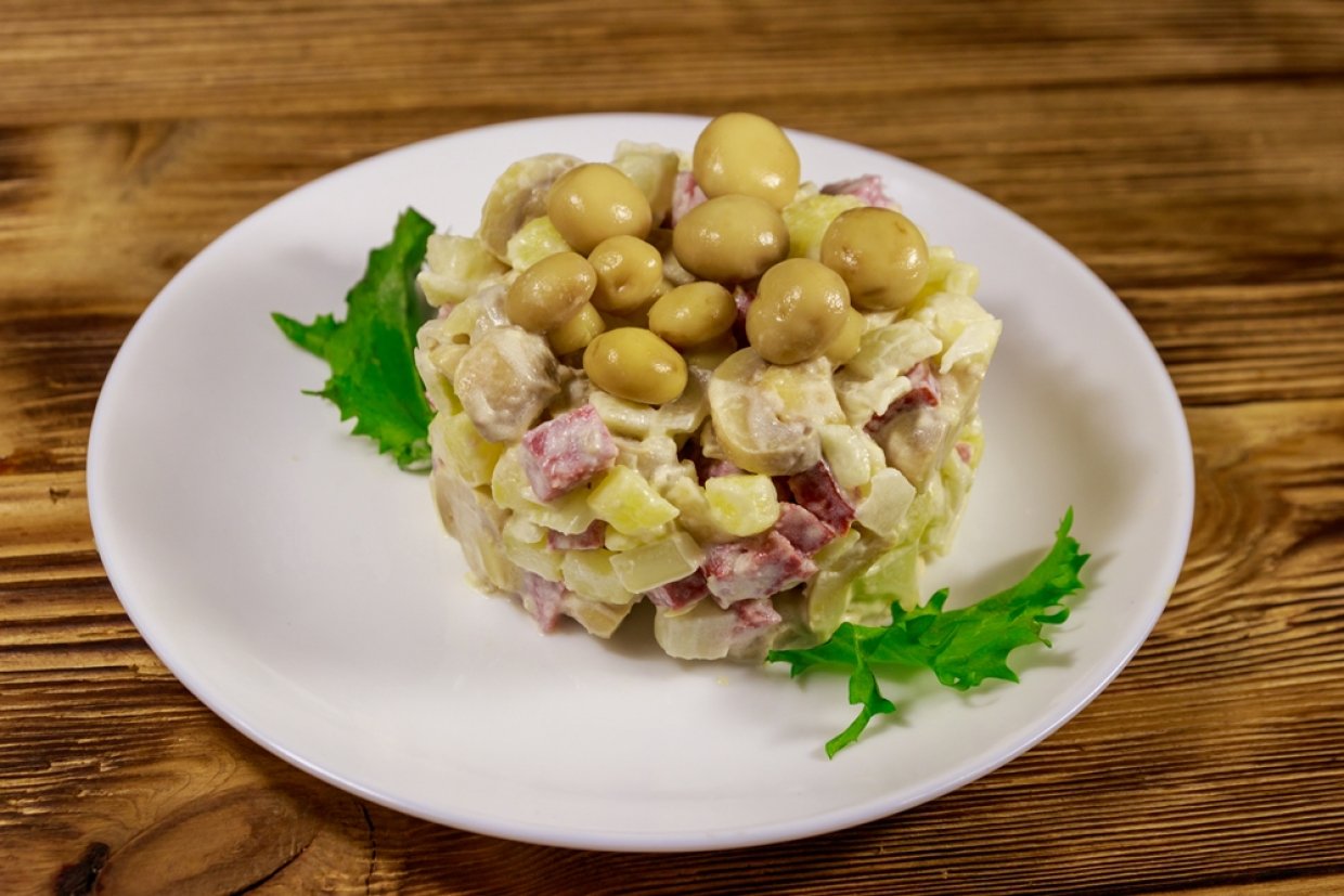 Салат с грибами и колбасой Салат с грибами и колбасой