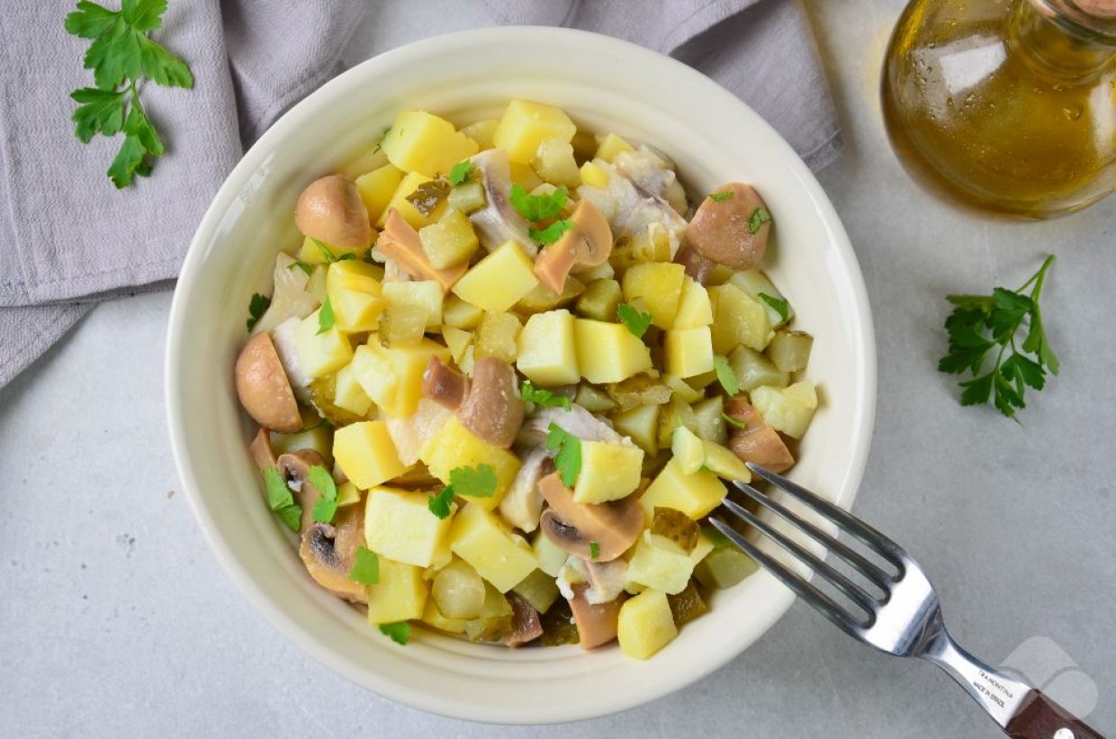 Салат с селедкой и грибами