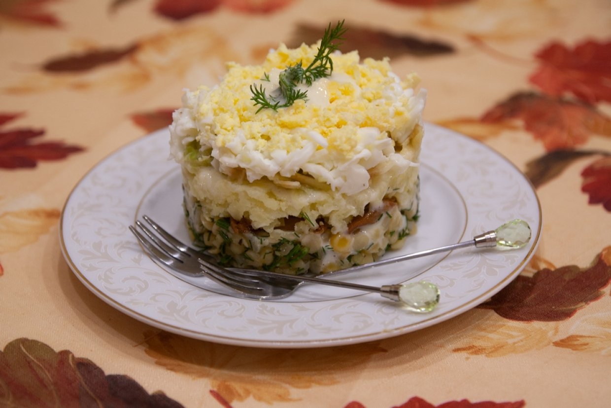 Слоеный салат с грибами, горошком и яблоками Слоеный салат с грибами, горошком и яблоками