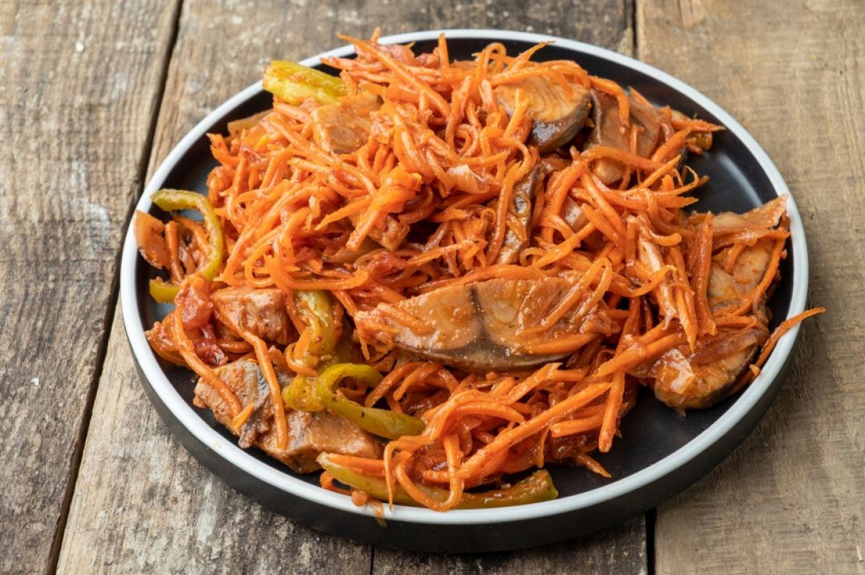 Салат из маринованной рыбы, болгарского перца и корейской моркови Салат из маринованной рыбы, болгарского перца и корейской моркови